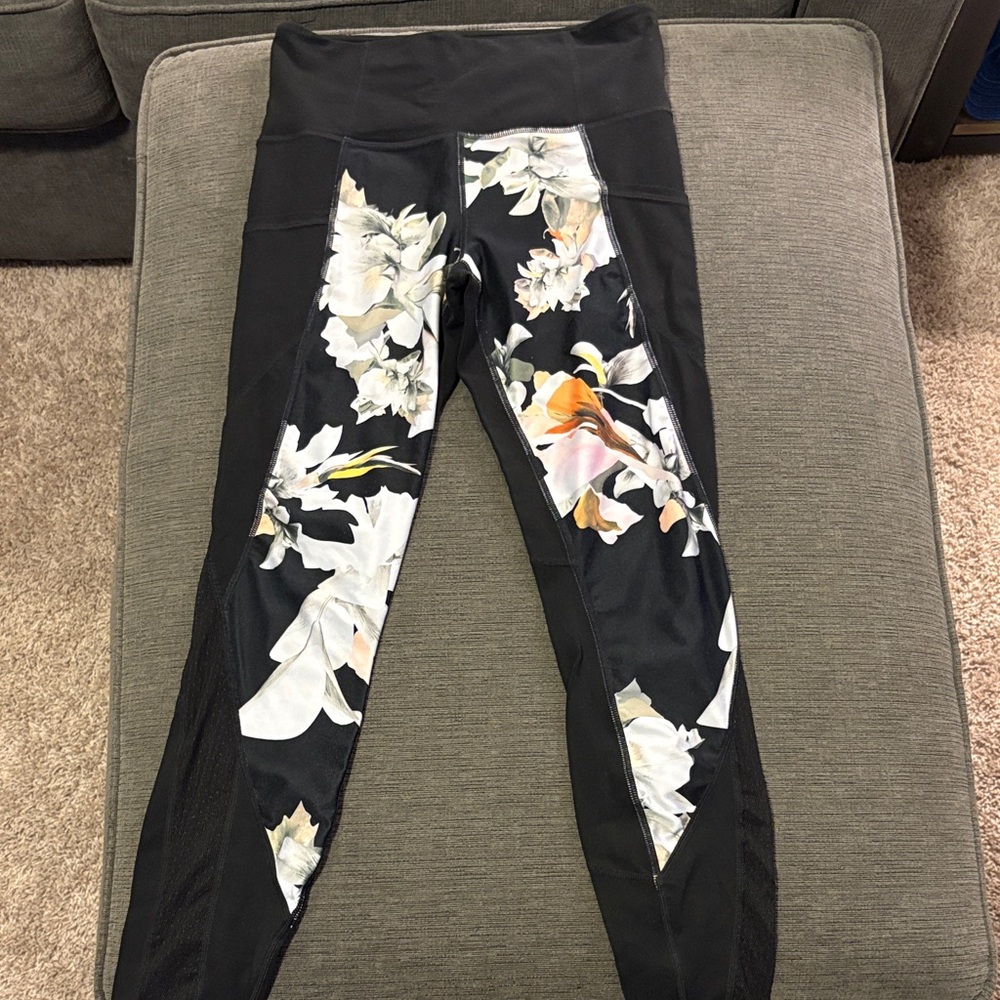 Athleta Black Floral Leggings with lace mesh size Small EUC
